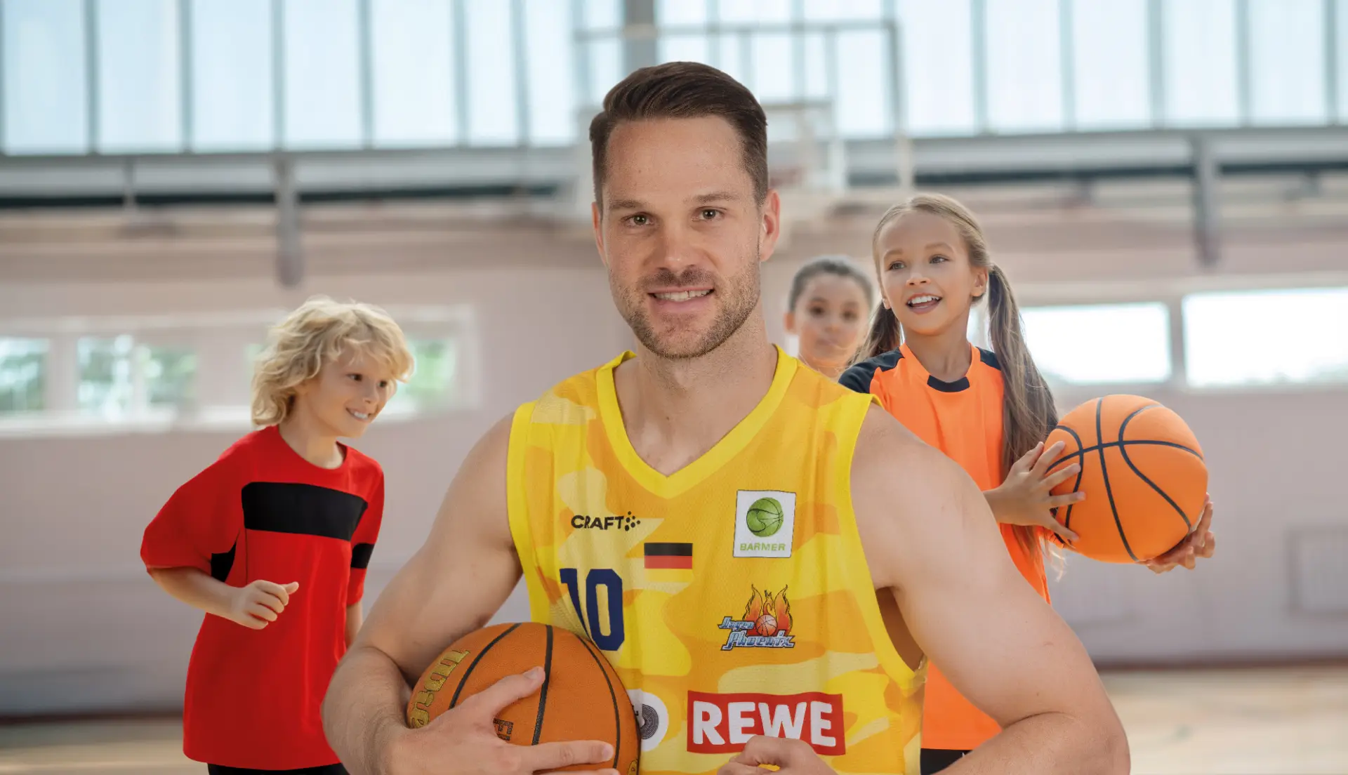 Fabian Bleck mit spielenden Kindern im Hintergrund.